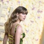 Тейлор Свифт предстала перед судом в зеленом платье от Gucci на церемонии вручения премии «Золотой глобус-2024»