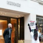 PETA взорвала бомбу-вонючку в бутике Hermes на Рю де Севр в Париже